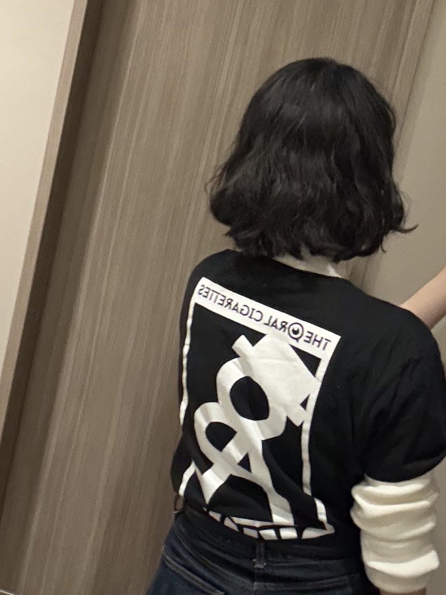 _p01i_'s tweet photo. このTシャツ着てる人ってもういないのってくらい見なくなった。そりゃそうか。もう10年前…()このTシャツめっちゃ好きなんよね。
撮り方わからんくてホテルの鏡で頑張った。 https://t.co/NsIs8jQSSE