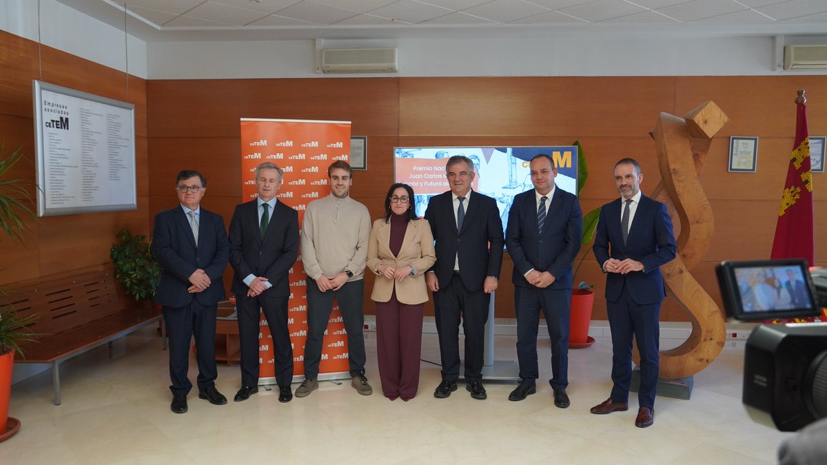 CETEM_CT's tweet photo. ¡𝐉𝐨𝐫𝐠𝐞 𝐏𝐞́𝐫𝐞𝐳 𝐏𝐨𝐥𝐨, 𝐠𝐚𝐧𝐚𝐝𝐨𝐫 𝐝𝐞𝐥 𝐏𝐫𝐞𝐦𝐢𝐨 𝐍𝐚𝐜𝐢𝐨𝐧𝐚𝐥 𝐉𝐮𝐚𝐧 𝐂𝐚𝐫𝐥𝐨𝐬 𝐌𝐮𝐧̃𝐨𝐳! 🏆

Muchas a gracias a todos por hacer posible la Primera Edición del Premio Nacional Juan Carlos Muñoz.

#CETEM #PremioJuanCarlosMuñoz https://t.co/EqDpsThPDQ