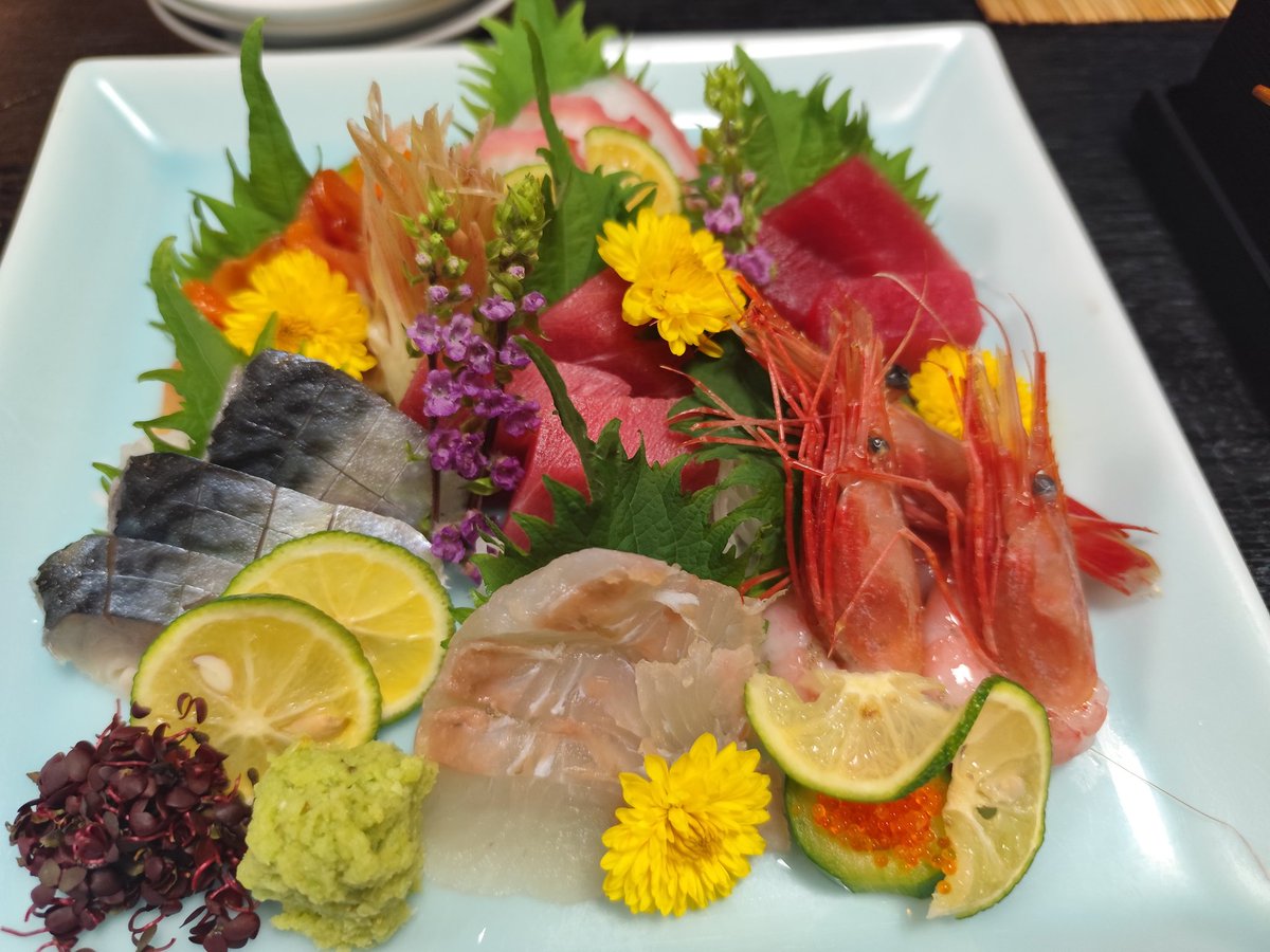 Taka_DETH's tweet photo. 長渕剛の「花菱にて」という曲で謳われている門前仲町の花菱にて、30年来の長渕好きの友人たちと同窓会！
料理が美味しく、美しいので、長渕と関係なくても行きたくなる名店。 https://t.co/rO5Blm2fAA
