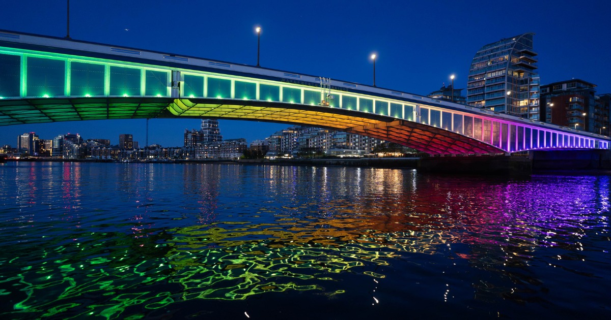ArmadilloLED's tweet photo. From subtle white to vibrant colour scenes - our upgrade gives Wandsworth Bridge flexible, programmable lighting for events, community moments and every night. 💡 https://t.co/Wmh6xTWGAB