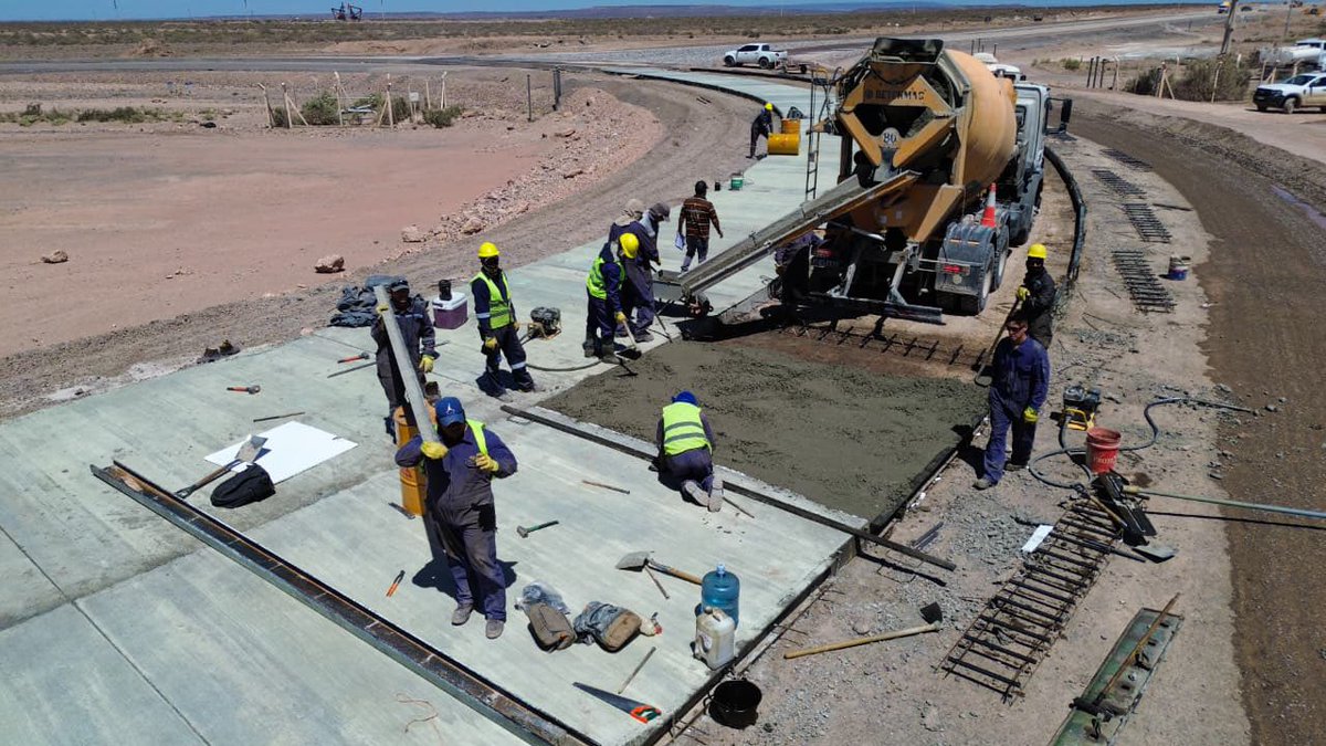 Mingabinetenqn's tweet photo. Avanza la segunda rotonda del bypass de Ruta 7

Esta obra es clave para mejorar la circulación y reforzar la seguridad en un sector de alto flujo vehicular como es la región Vaca Muerta.
Leer más👇
https://t.co/ZSBsFsVAUV https://t.co/yD6gQ4MIeZ