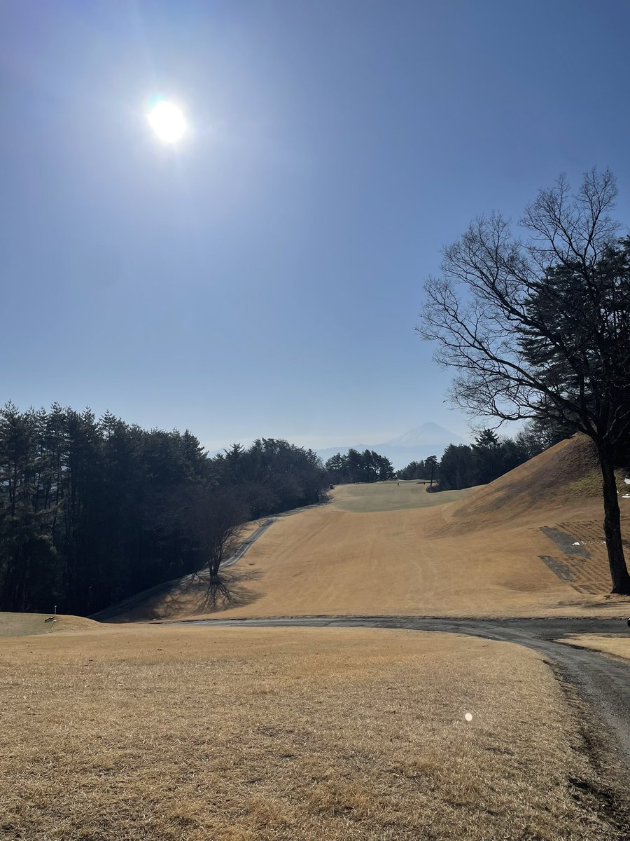 Hamilpon's tweet photo. 富士山が見えるゴルフ場で久しぶりのゴルフ⛳️🏌️‍♀️
練習はバッチリ気合い入れて114😭😭
自分のクラブ買ってからのワースト2位のスコアで撃沈しました🤣🤣
ほとんどのホールこら富士山山見えるのにスタートホール除いて3ホールくらいしか富士山🗻観た記憶がありません🥹 https://t.co/YqZVqaJLN9