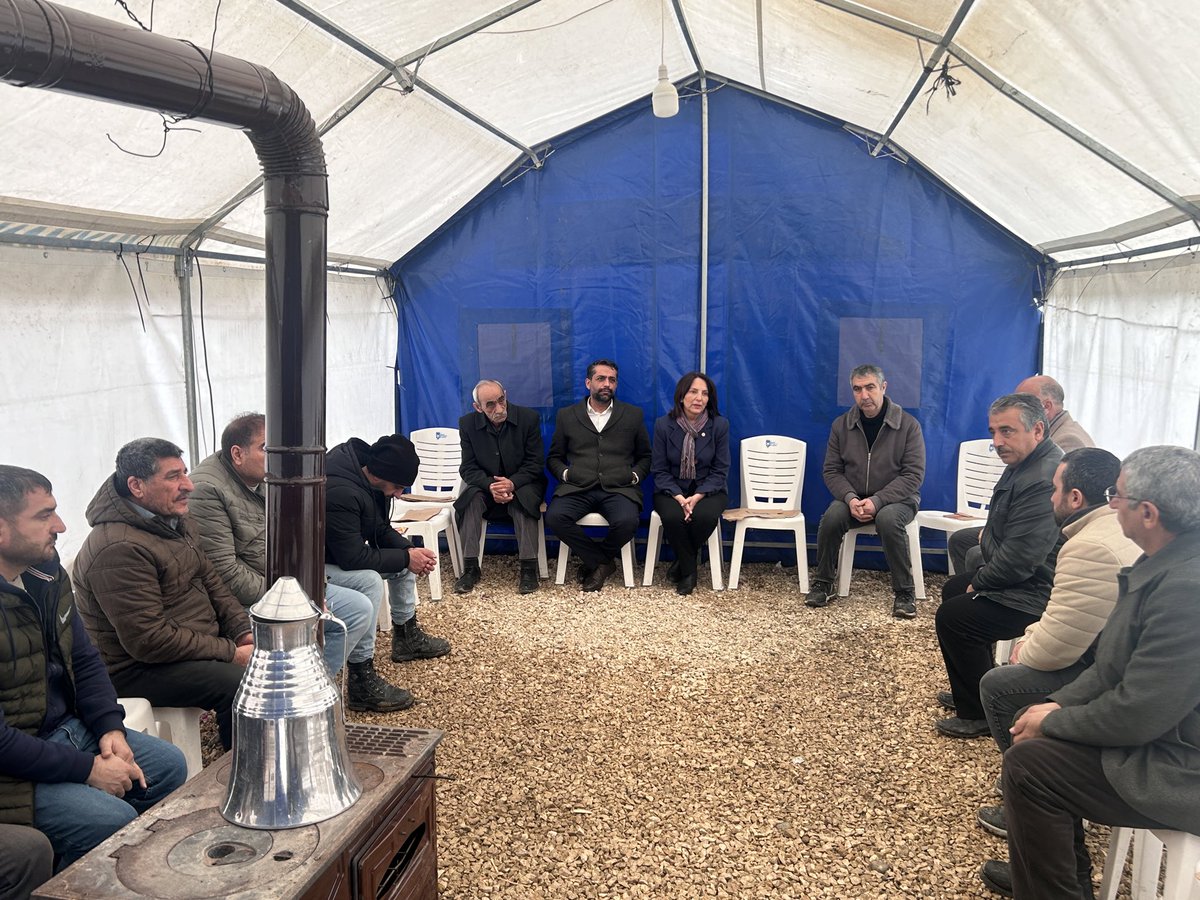 AliyeErsever's tweet photo. Haymana’da Songül Hakbilir, çocuklarının gözleri önünde sokak ortasında katledildi. Bugün ailesine taziyede bulunduk.

6284 işletilmiyor, caydırıcılık yok.
İktidarın politikaları şiddeti önlemiyor, failleri cesaretlendiriyor.

Tekrar ediyoruz; kadın cinayetleri politiktir! 

Kadınlar güvende olana kadar, mücadeleye devam edeceğiz! 

#KadınCinayetleri #Haymana #İstanbulSözleşmesi