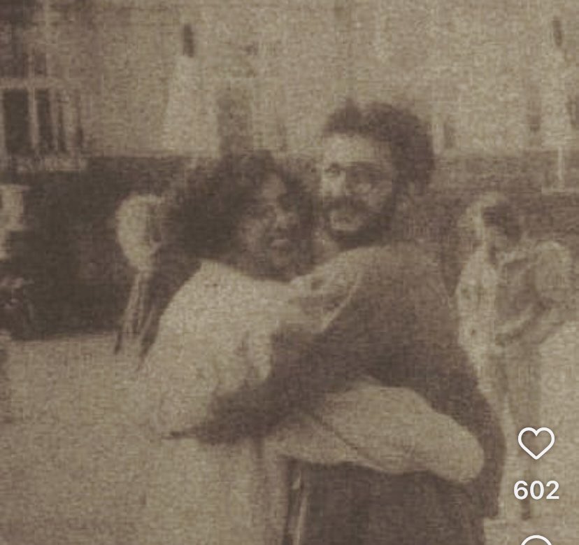 Yoldaştık. Hasret’i bilenler, hasret çekenlerdik.  Acının en koyusunu yaşamıştı “Sivas işi” bir cinnet gecesinde… Bir yobaz sürüsü, en sevdiğini almıştı elinden… Hamileydi, onu gömerken..
Adalet peşinde, mezar başında, anma kortejinde geçirdi bütün ömrünü… Hasret’ini