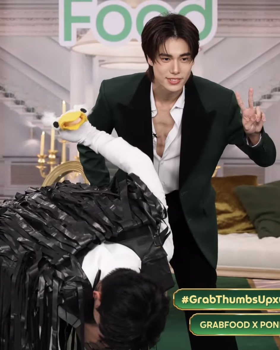 𓌉 𓇋 #GrabThumbsUpxปอนด์ภูวินทร์ ถ่ายรูปกับนกกระจอกเทศ 🏻📷 GRABFOOD X ...