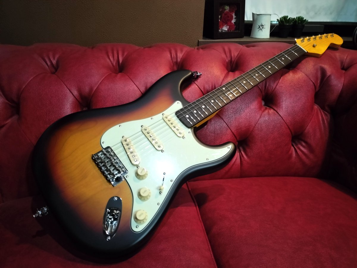 BillySato's tweet photo. SHOP ORIGINAL Stratocaster Type ￥69,800

3 Tone Sunburst カラーです
ローズウッド指板です
2026年よりロックピン仕様にしました
軽く弾いてもスパッと音が出ます
サテン処理でサラサラ、音も触り心地も
気持ち良いです

https://t.co/zowoJHKwWG https://t.co/mBSKJQ6e7O