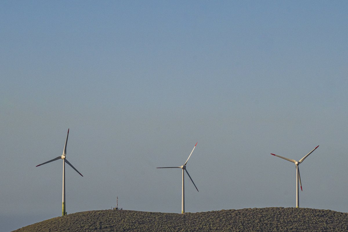El Cabildo plantea 10 aportaciones al #DecretoCanarias para reforzar el papel estratégico de Gran Canaria.

🔹 Ampliar el Salto de Chira hacia Las Niñas
🔹 Agilizar la eólica marina
🔹 Nuevo modelo eléctrico adaptado a nuestra realidad insular

#grancanaria