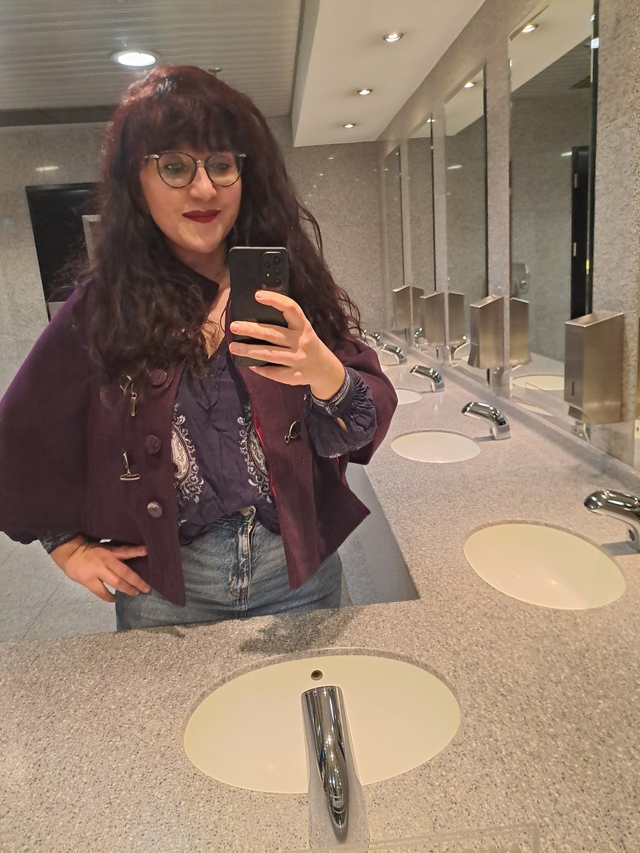 Dzień dobry! Zaraz ta bękarcia siostra Gorączki z Hemsworthem, a wieczorem zmierzymy się z nowym wcieleniem typa, który wiesza psy swoich nowych żon! Krótko mówiąc, jeśli jesteście w Krakowie to wpadajcie koniecznie dziś na Mikrofeminizacje: Wichrowe wzgórza | Kino Mikro 😎