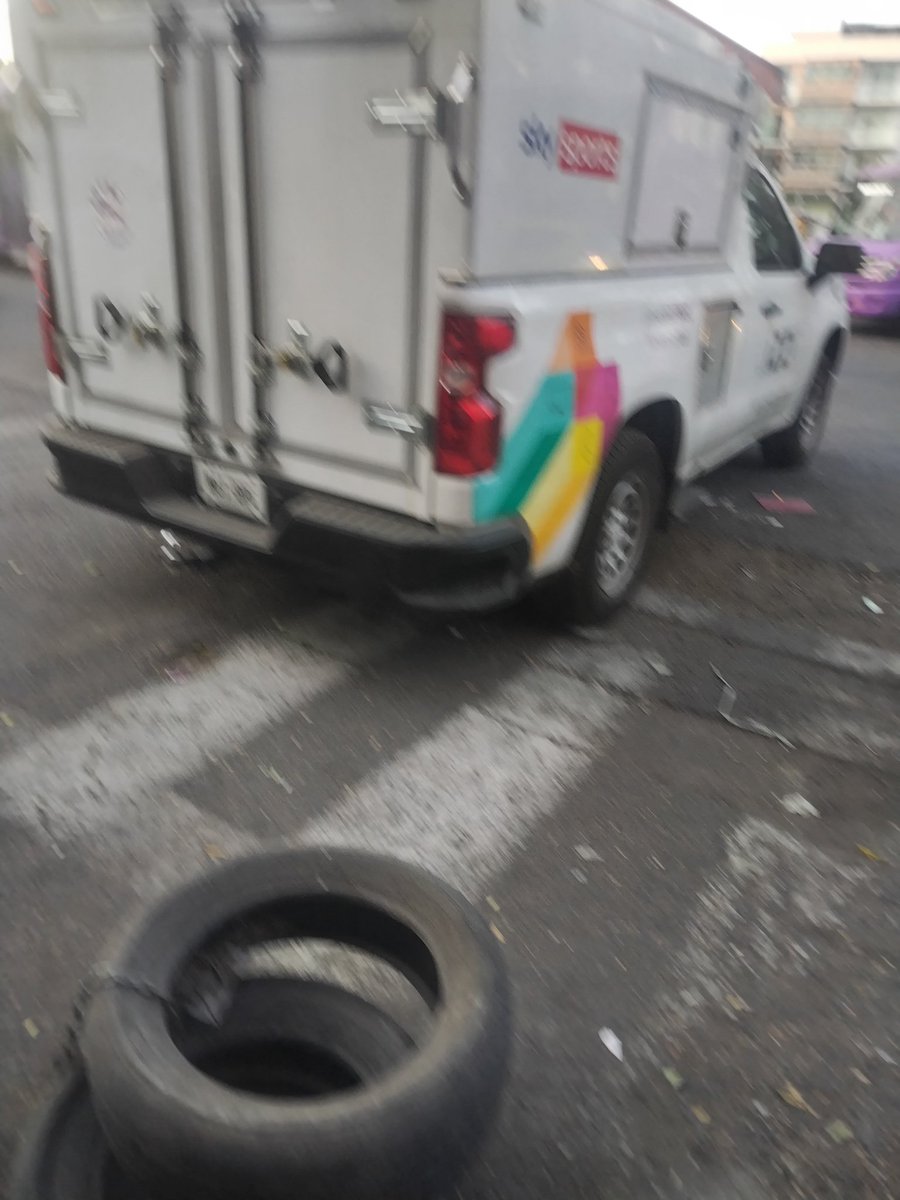 Authentique_moi's tweet photo. @izzi_mx deberías de enseñarle a tus choferes a que no se estacionen en pasos peatonales,y más cuando hay rampa de discapacitados y es vuelta de vehículos https://t.co/maAcf4XgXK