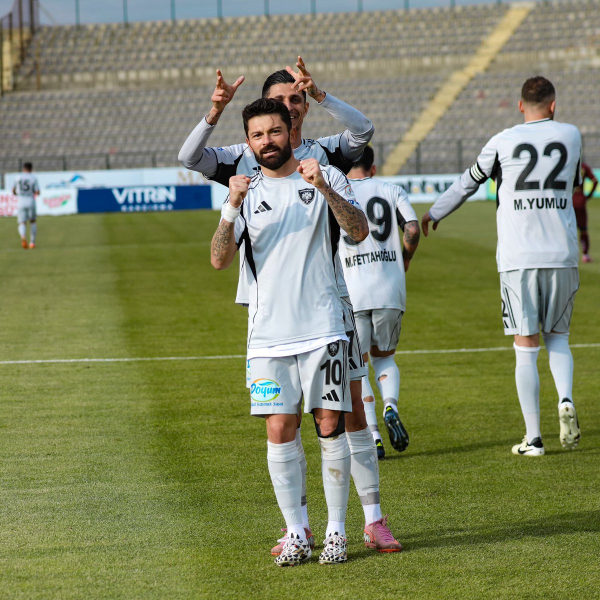 bizimfutbolia's tweet photo. 1. ligin yerli Agüero'su.

35 yaşında kariyerinin en golcü sezonunu yaşıyor.

27 Maç 17 Gol 2 Asist.

EREN TOZLU. https://t.co/BVicf1KtWT
