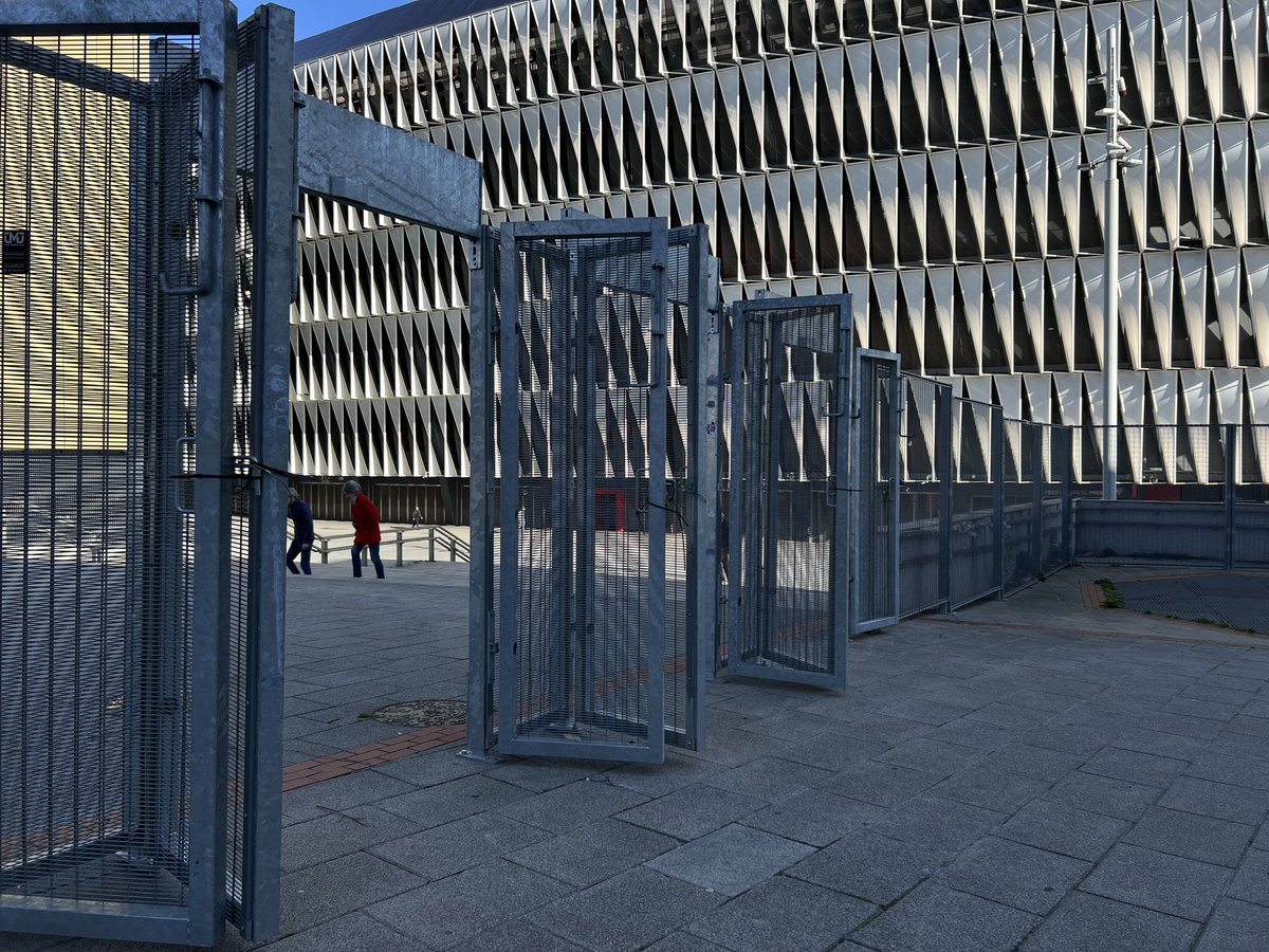 Diseño carcelario de los accesos al entorno de San Mamés en Bilbao. Urbanismo pensado en la ciudadanía.
