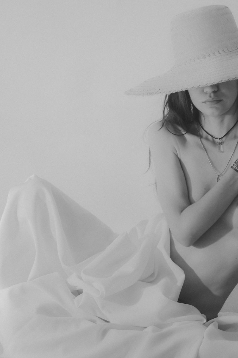 ⋆ ❀“C’è una fragilità magnifica nel bene: ama la leggerezza, eppure sa restare.