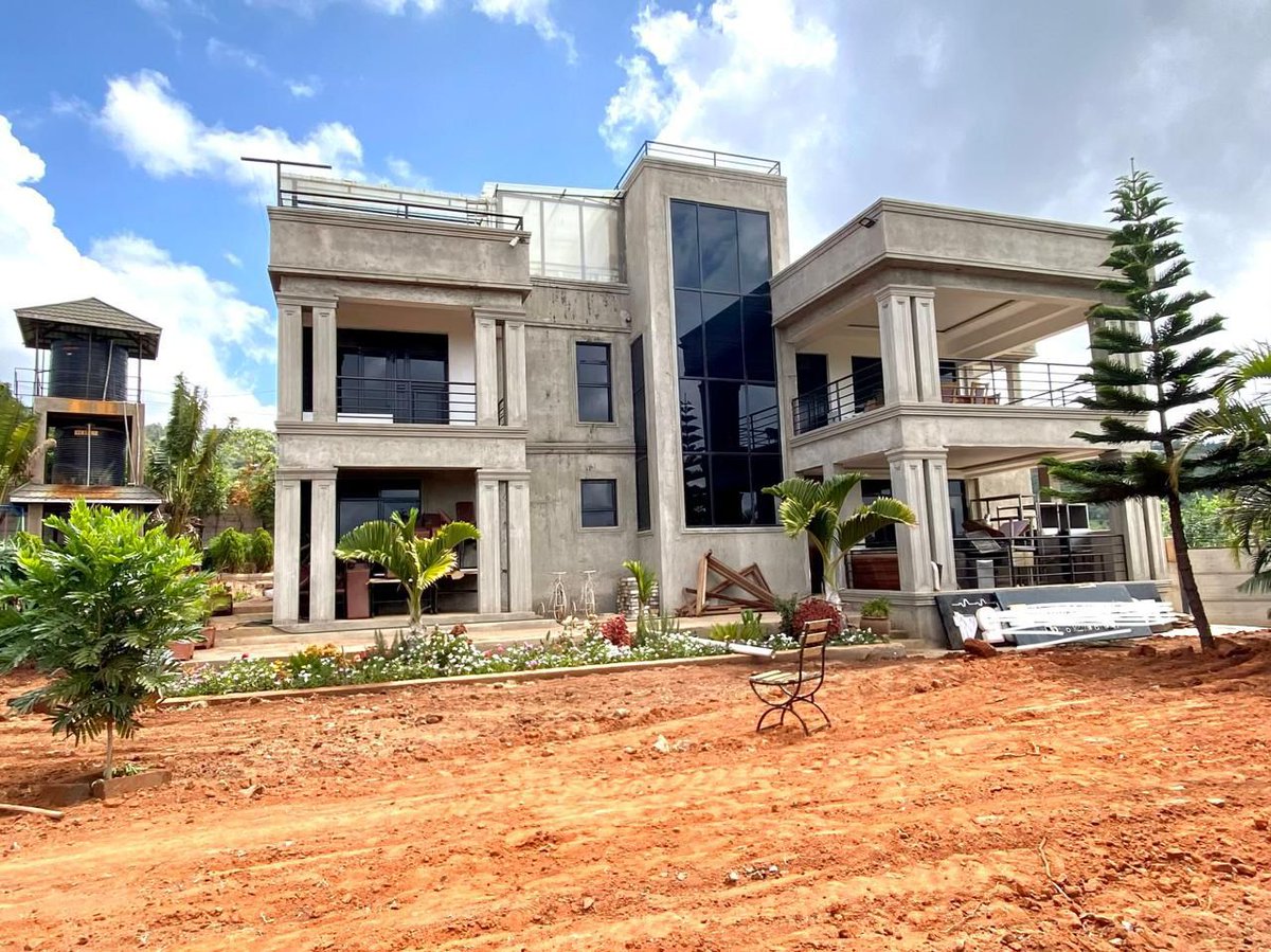 NikasRealty's tweet photo. Country home in Mua Hills available for sale.Set on 2 acres.📲0710132320 https://t.co/2ogXdQazgP