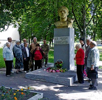 casacasala's tweet image. #Ucraina #UE #Mattarella #Zelensky #Russia 

Altra conferma che l'Ucraina di Zelensky oggi è NAZISTA.
Le autorità di Sumy hanno deciso di distruggere il monumento a Sidor Kovpak, due volte Eroe dell'#URSS, comandante partigiano che ha combattuto l'Asse nazifascista in Ucraina.