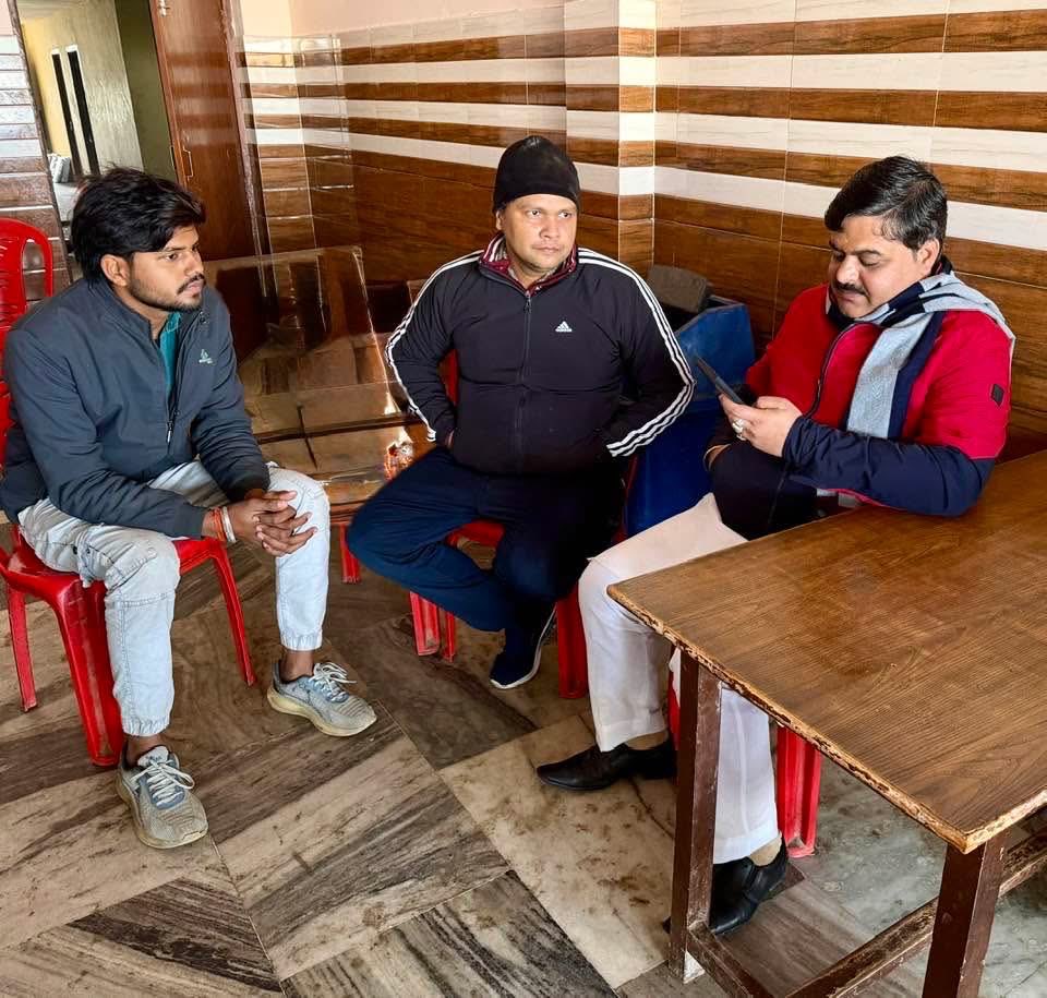 AnkitParihar9's tweet photo. अपने परिवारजनों की सेवा हर हाल, हर परिस्थिति में करना मेरा संकल्प और मेरी अटूट सौगंध है।
कुछ समय पूर्व परिवार क्षेत्र में ब्लॉक बिछिया के गांव कोरारी कलाँ के निवासी विजय शंकर कुशवाहा जी एक गंभीर मार्ग दुर्घटना का शिकार हो गए थे परिवारजनों ने कानपुर के एक निजी अस्पताल में उनका इला�� करवाया कई दिनों तक भरसक प्रयास के बाद भी दुर्भाग्य से उनको बचाया नहीं जा सका, इलाज आदि की व्यवस्था में परिवार के ऊपर गंभीर आर्थिक संकट खड़ा हो गया था जिसके चलते इलाज का काफ़ी पैसा भुगतना के लिए पड़ा था।
परिवार की इन कठिन परिस्थितियों की जानकारी हुई तो परिवार के बेटे का दायित्व निभाते हुए लंबित बिलों का भुगतान अपने द्वारा सुनिश्चित कर दिया है।
संबंधित रसीदें परिवार के लोगों को सौंप कर कहा है कि हर संकट में, हर कष्ट में निसंकोच खबर भेजना परिवार का बेटा हूं तो बेटे के दायित्व निभाता रहा हूँ और आगे भी निभाऊँगा
#166भगवंतनगर
