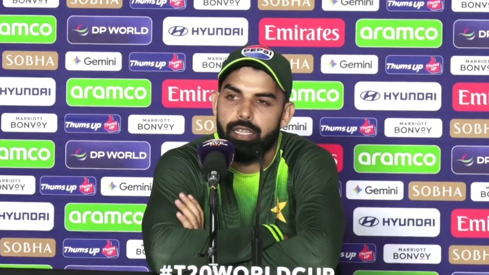 YaseenUSM_Offl's tweet photo. ثقلین مشتاق کی پی سی بی میں بہت بڑی پہنچ ہے۔ اپنے نااہل داماد کو بغیر کسی پرفارمینس کے ہر بڑے ایونٹ میں سلیکٹ کرواتا ہے۔۔ داماد شاداب کو ایڈجسٹ کروانے کے لئے ایک عمدہ باؤلر جو مسلسل پرفارم کر رہا تھا سفیان مقیم کو ٹیم سے باہر کروا دیا 
@Saqlain_Mushtaq @76Shadabkhan https://t.co/Rk1nTjgoLr