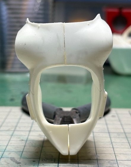 アッパーカウル迷走中😅
ナックル周りがデカい気がしたんで小型化。
前回よりさらにスラントをつけてみた。
だいぶイメージに近づいてきたけど、まだ違うんだよなぁ😅
とりあえず左右対称にしたら一度別パーツをイジって考えよう。
妥協する可能性大やけど😅