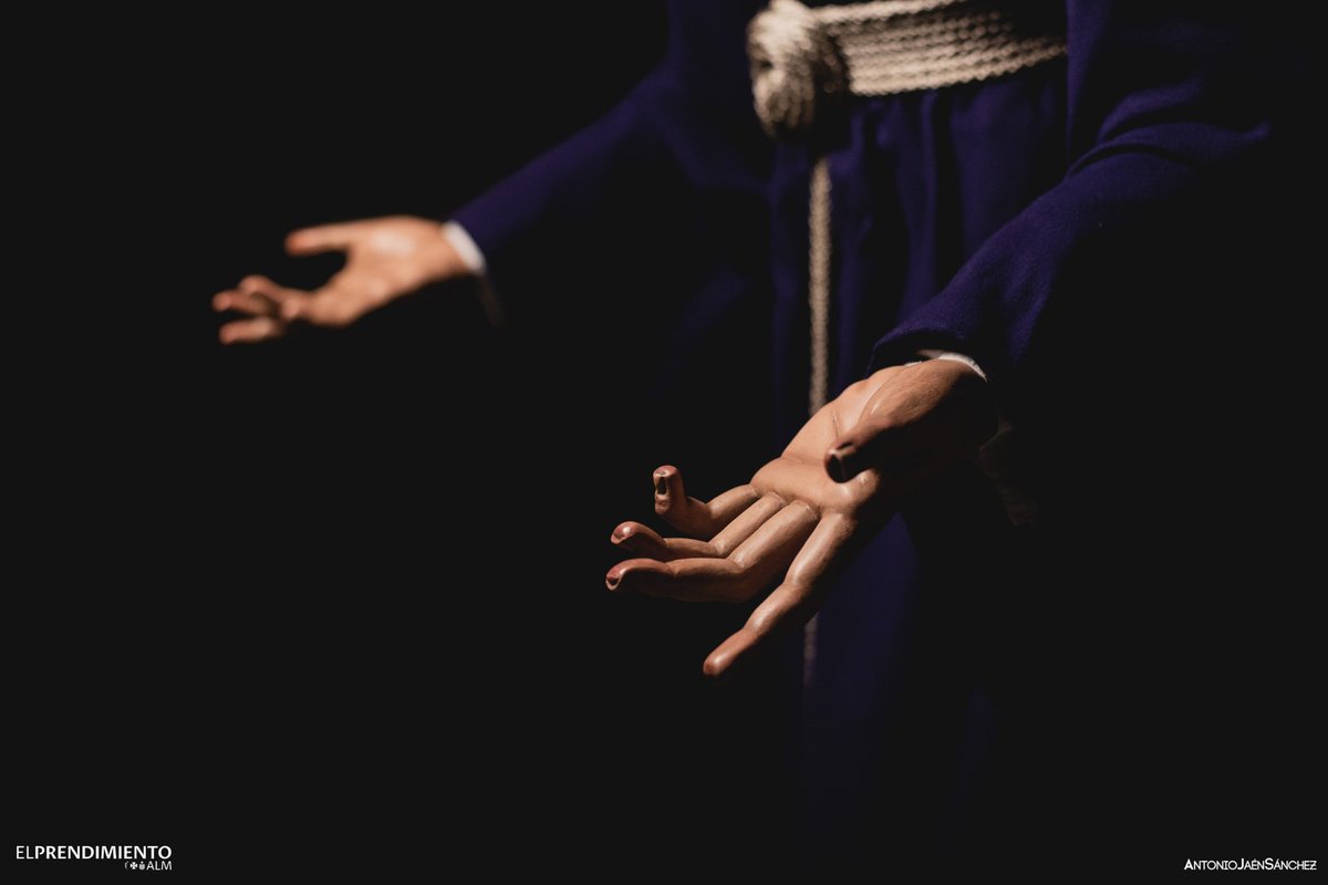 PrendimientoAlm's tweet photo. Con el inicio de la #Cuaresma, Ntro. Padre Jesus en su Prendimiento viste túnica de terciopelo morado, con cordón y potencias de plata.

🪡 N.H. Javier Marín Lao
📸 @ImagineJaemmm 

La espera que se ve en #elPrendimiento https://t.co/vfICdM5S1V