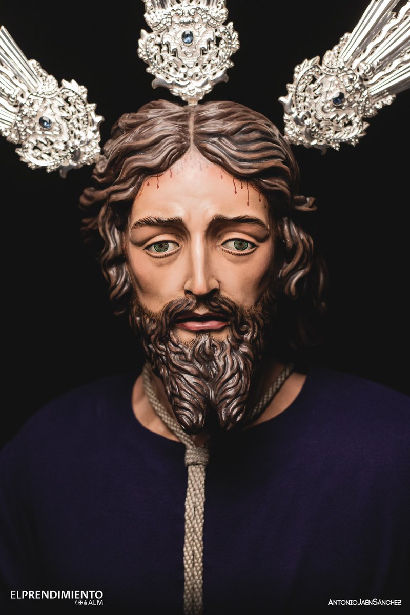 PrendimientoAlm's tweet photo. Con el inicio de la #Cuaresma, Ntro. Padre Jesus en su Prendimiento viste túnica de terciopelo morado, con cordón y potencias de plata.

🪡 N.H. Javier Marín Lao
📸 @ImagineJaemmm 

La espera que se ve en #elPrendimiento https://t.co/vfICdM5S1V
