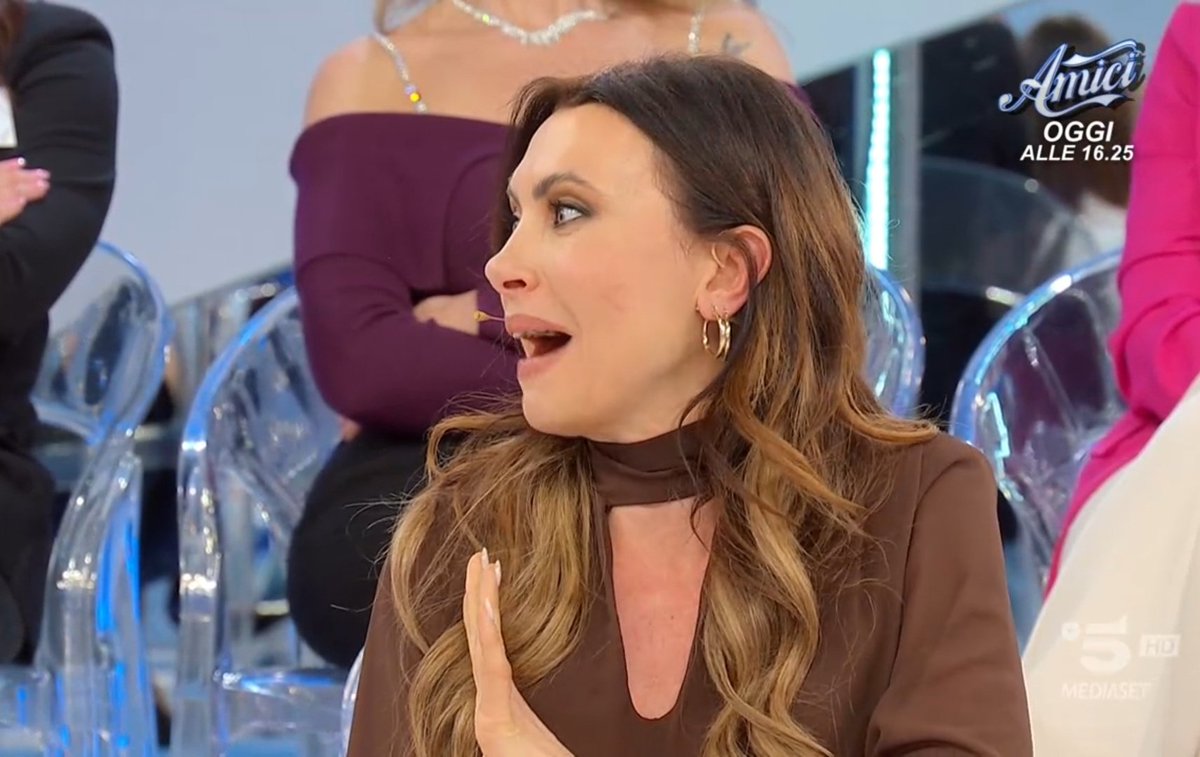 IlMondodellaTV's tweet photo. #Agnese: "Russa in una maniera che supera tutti i decibel!" 🤣🤣✈️
#uominiedonne https://t.co/s8XTySL5Zr