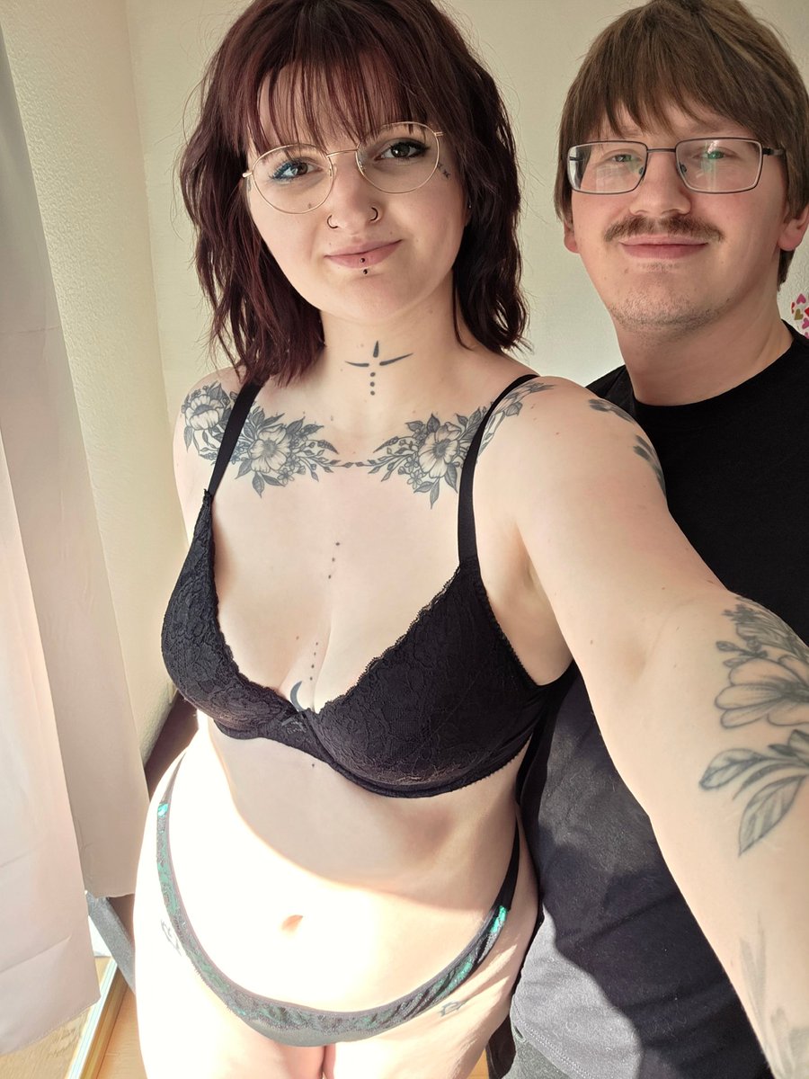 Er hat es nicht mehr ausgehalten.... Hab bhs anprobiert... 😆 wollt ihr das Ergebnis sehen? Dann retweet/teilen 😇