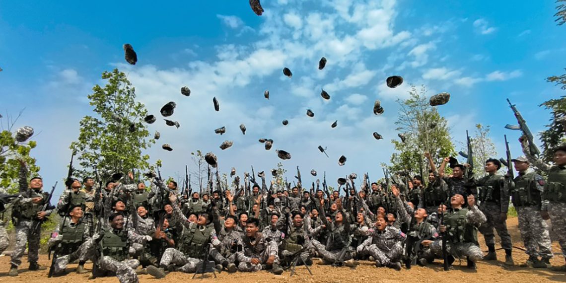 JeanMartin75000's tweet image. #Birmanie🇲🇲 Les affrontements entre #PDF et #BNRA à Pale illustrent un risque réel : rivalités locales, refus de discipline et chaînes de commandement floues fragilisent la résistance.
Sans mécanisme d’arbitrage fort autour du #NUG, la révolution s’expose à la fragmentation.