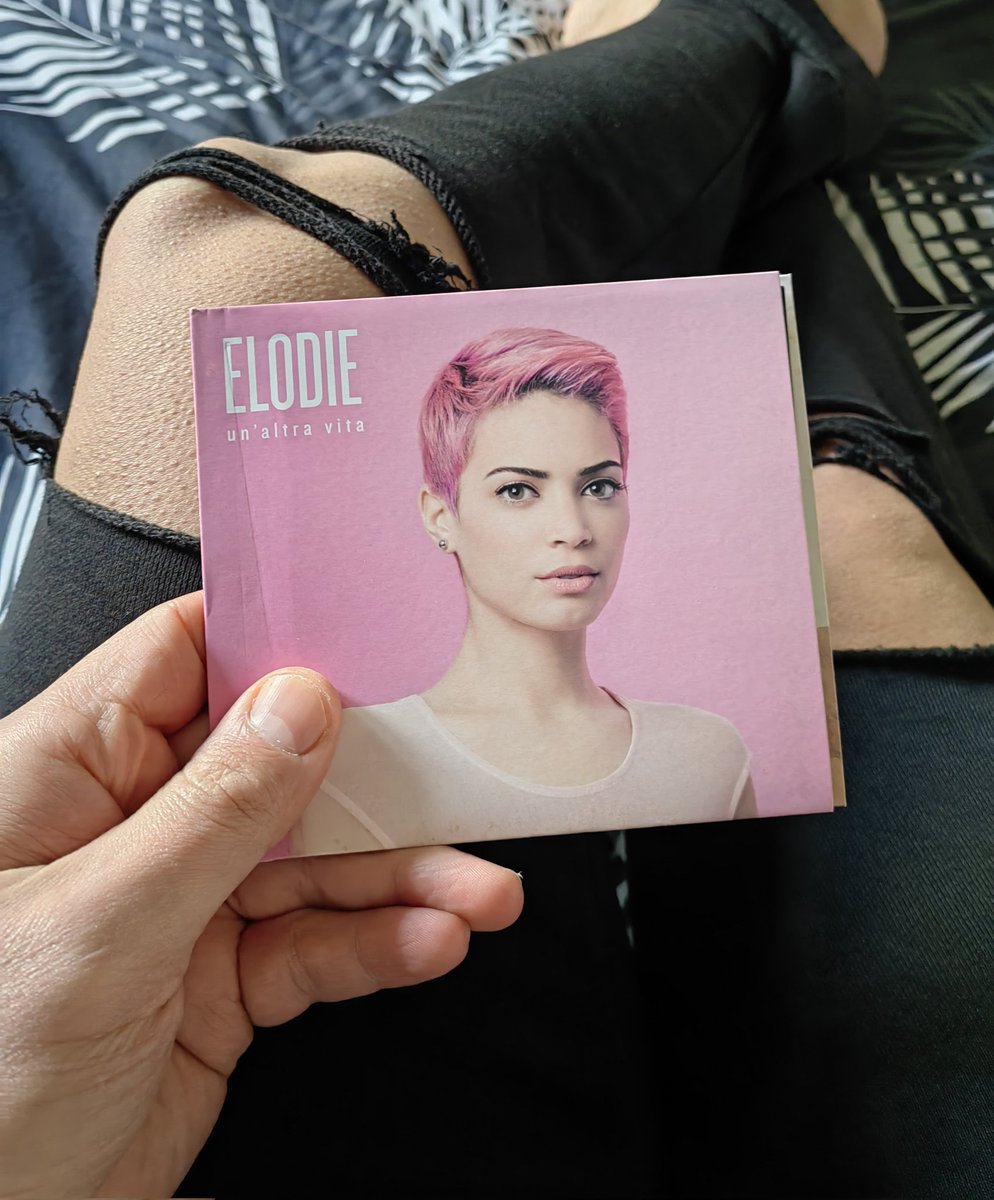 Cioè mi ero dimenticato di avere il primissimo album di #Elodie dai tempi di Amici 😭 💖