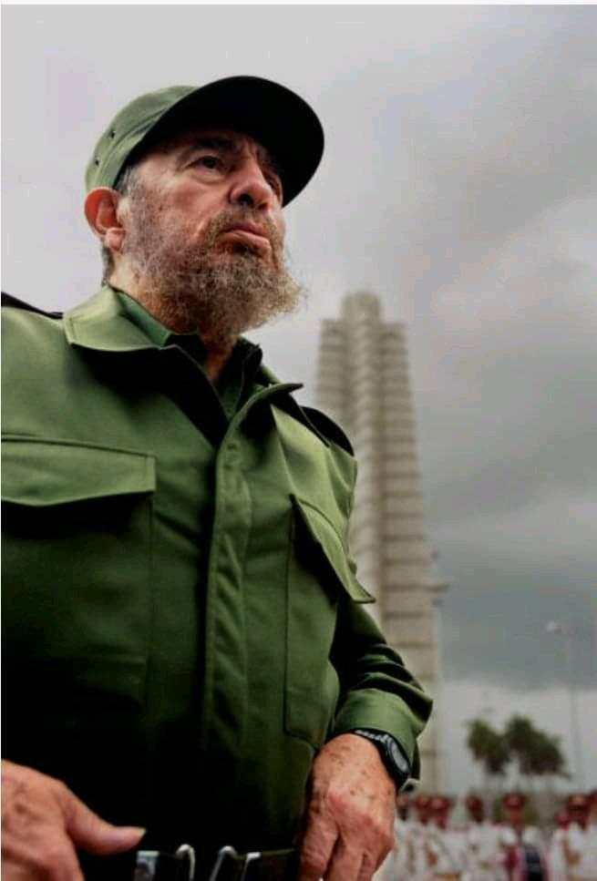 #FidelPorSiempre “La defensa es algo que no se puede confiar jamás a otros, la defensa es algo que un pueblo solo puede confiar a sí mismo”.
#100AñosConFidel
#CubaEstáFirme