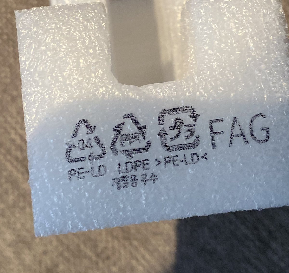 Jeg skulle kaste emballasjen den nye PCen min ble sendt i, og ble møtt av dette Grufulle og Krenkende synet. Har tatt kontakt med forhandler for å finne ut av om det er det norske ordet de har brukt her, eller om de Rett&amp;Slett må kanselleres. Saken oppdateres.