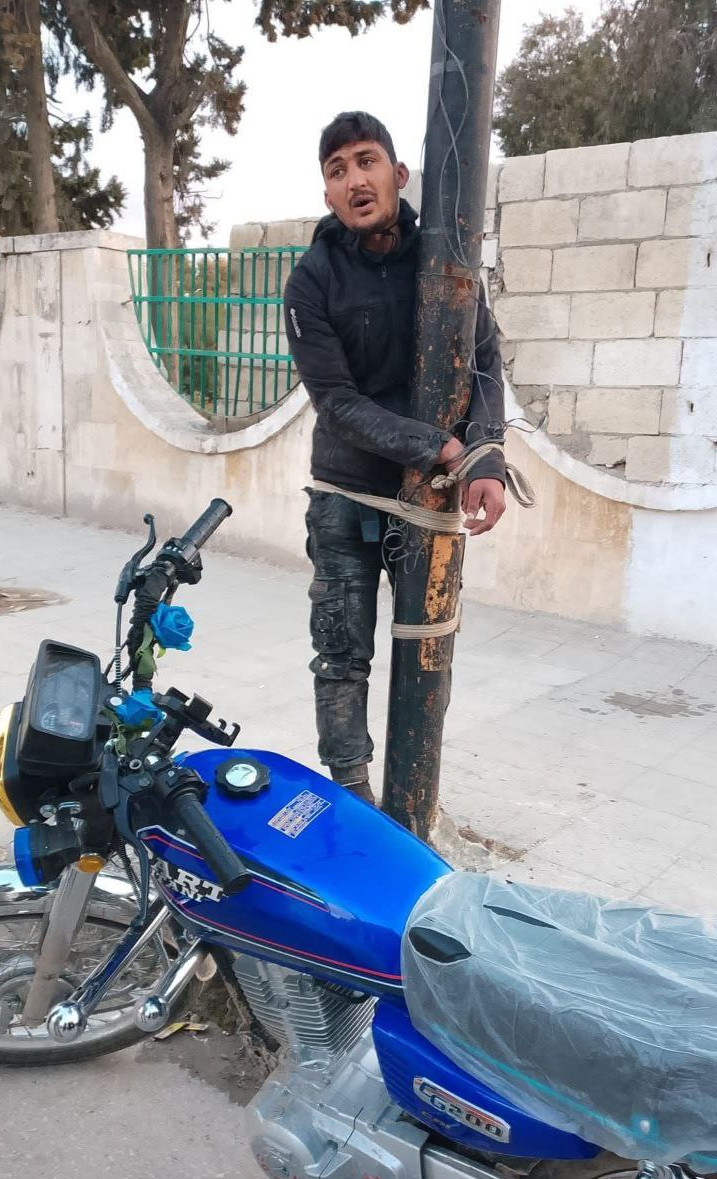 QalaatAlMudiq's tweet image. #Syria: a motorbike thief caught by residents in #Idlib province, quietly awaiting arrival of the Security forces.