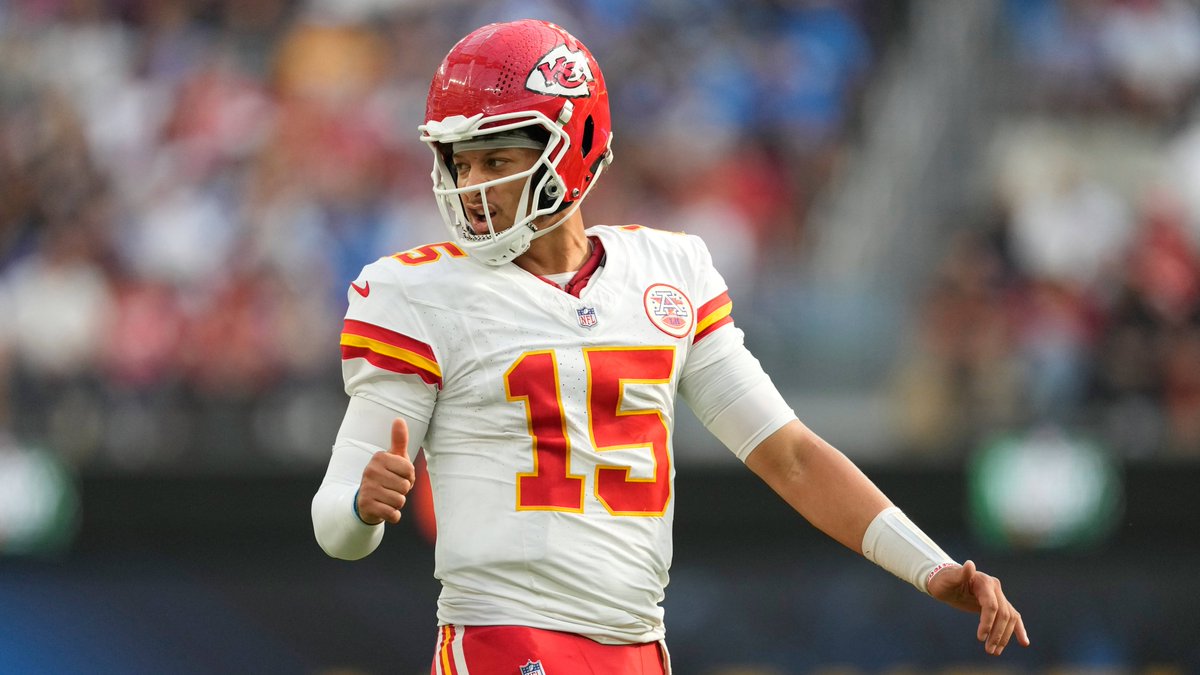 AroundTheNFL's tweet photo. Chiefs restructure Patrick Mahomes' contract to free up over $43 million in cap space, per @TomPelissero

https://t.co/QJtxDwKSMF https://t.co/lI3OWhQeiX