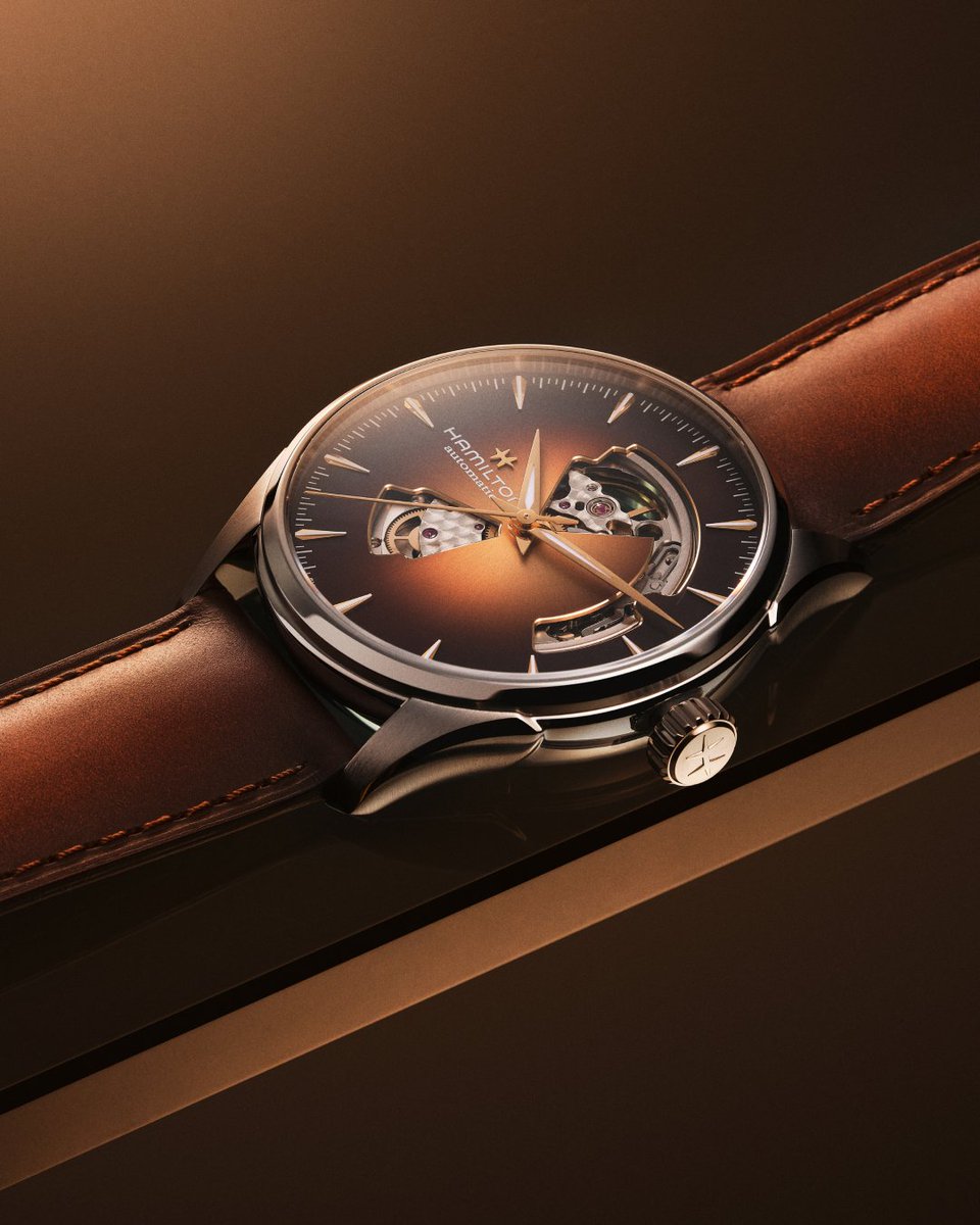 hamiltonwatch's tweet image. The new Jazzmaster Open Heart: Swiss mechanics made visible. An open dial reveals the H‑10 movement inside — expressive, precise and crafted for life’s defining moments: ms.spr.ly/6018QVRPr

#HamiltonWatch #craftsmanship
(Ref. H32705501)