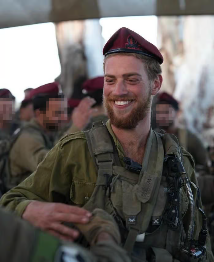 GalonItay's tweet photo. סמל ראשון עפרי יפה. אני לא מכיר אותו. לא את המשפחה ואני מרגיש שאיבדתי בן. מסלול הלוחם בסיירת צנחנים נמשך 14 חודשים.  עפרי התגייס (עד כמה שאני מבין) ממש בתחילת המלחמה ככה שבתחילת 2025 הוא קיבל את סיכת הסיירת בטקס במבצר כוכב הירדן (נדמה לי ששם הם מסיימים). אנחנו שנה אחרי. המלחמה נגמרה. אני חושב על ההורים שלו. כמה לילות בלי שינה. כמה אושר כשהוא סופסוף הגיע הביתה. אומרים תודה לאל שאין לחימה, חושבים שזה מאחוריהם והכל מתרסק בבוקר המחורבן הזה. 924 גיבורים וגיבורות היו עד הבוקר. מעכשיו 925 והם יהיו חסרים לנצח. הא.נשים הכי טובים שיש למדינה הזאת להציע. ועפרי יפה ז״ל שממש לא היה חייב למות גר אצלי בלב וזה לא נותן מנוחה. איזה דבר נורא זה מלחמה. נוח בשלום גיבור. חבל שהלכת. לא הכרנו אבל אזכור אותך לנצח.