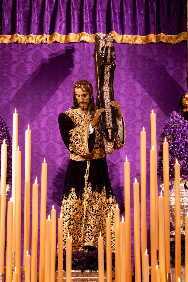 [🕯️ ALBACERÍA] 𝐄𝐥 𝐚𝐥𝐭𝐚𝐫 𝐝𝐞𝐥 𝐍𝐚𝐳𝐚𝐫𝐞𝐧𝐨

Con motivo de los solemnes cultos dedicados a nuestro Sagrado Titular, el Dulce Nombre de Jesús Nazareno del Paso, la albacería de la Archicofradía ha erigido el presente altar para mayor honor y gloria de Dios.

El Señor