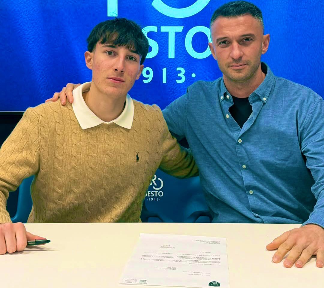 NicoSchira's tweet photo. The pic of Tobias #DelPiero’s signing for #ProSesto. He is the son of the italian and #Juventus football legend Alex Del Piero. #transfers https://t.co/FzUq0psNVz