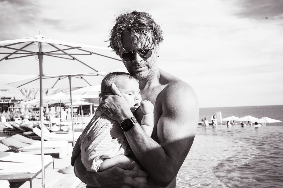 I like to picture this beautiful shot of Eric and baby Ocean as Densi family time at the beach w Deeks holding the Densi baby in his arms and Kensi sitting right next to her loves. 🤍
• #Densi #NCISLA •