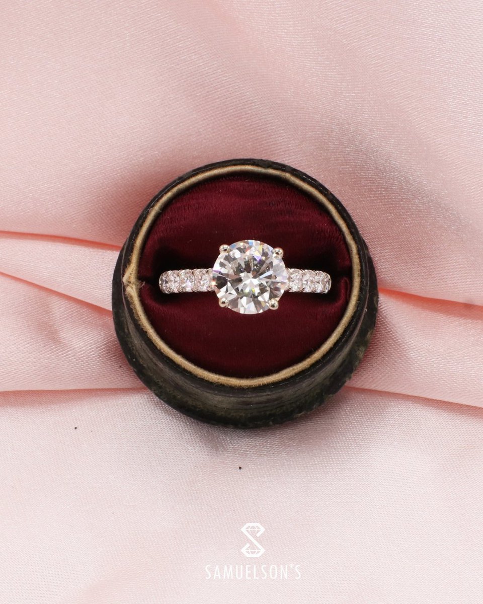 For the girl who wants a diamond with a story. This isn't your average round brilliant—it’s a rare mid-century cut that looks absolutely stunning in natural light. We love the way the VS accent diamonds make that center stone pop.

Shop here: ow.ly/TZhb50Y1Z60