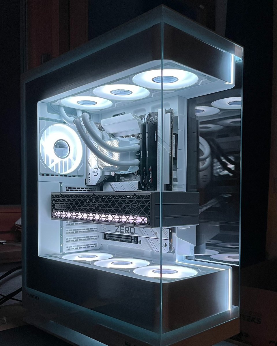 We love seeing our SAPPHIRE NATION Community Builds! Raphael has chosen the SAPPHIRE NITRO+ AMD Radeon RX 9070 XT as the centrepiece of this amazingly clean battlestation😍
.
.
#RX9070XT #gamingsetup #SAPPHIREnation #AMD #Radeon #gamingcommunity