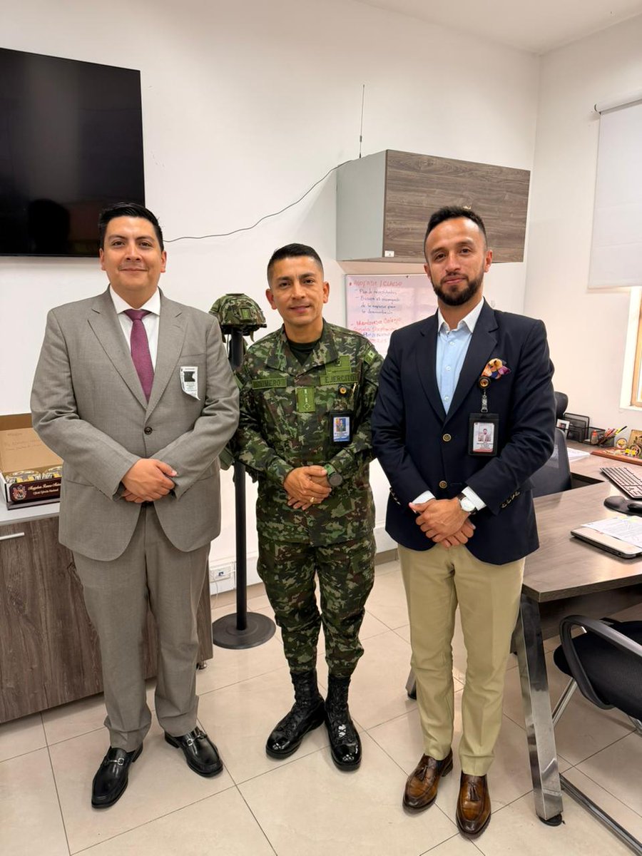 ESMIC_EJC's tweet photo. #EsNoticia|| La Facultad de Derecho fortaleció lazos académicos con el Dr. Cristian Rojas, Director de Posgrados en Derecho Penal @santotobogota, y recibió al Dr. Cristian David Ibarra Sánchez, Procurador Judicial de Bogotá, impulsando la formación integral de nuestros cadetes. https://t.co/cEHscnOUGh