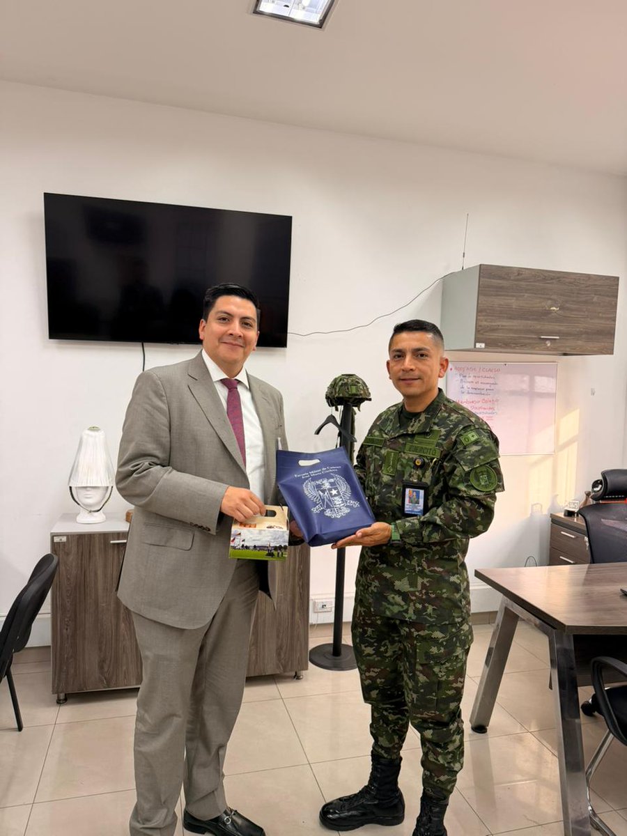 ESMIC_EJC's tweet photo. #EsNoticia|| La Facultad de Derecho fortaleció lazos académicos con el Dr. Cristian Rojas, Director de Posgrados en Derecho Penal @santotobogota, y recibió al Dr. Cristian David Ibarra Sánchez, Procurador Judicial de Bogotá, impulsando la formación integral de nuestros cadetes. https://t.co/cEHscnOUGh