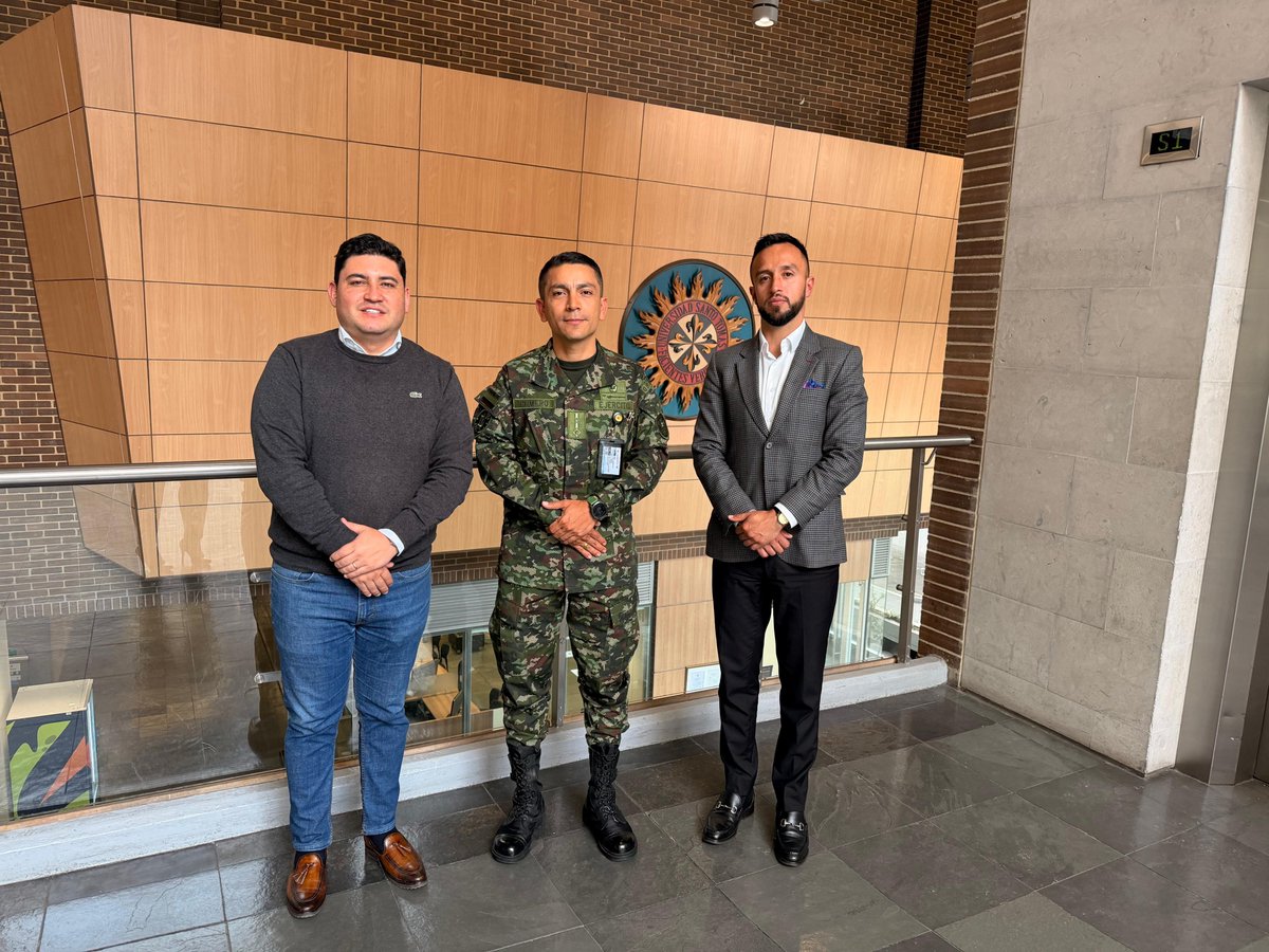 ESMIC_EJC's tweet photo. #EsNoticia|| La Facultad de Derecho fortaleció lazos académicos con el Dr. Cristian Rojas, Director de Posgrados en Derecho Penal @santotobogota, y recibió al Dr. Cristian David Ibarra Sánchez, Procurador Judicial de Bogotá, impulsando la formación integral de nuestros cadetes. https://t.co/cEHscnOUGh