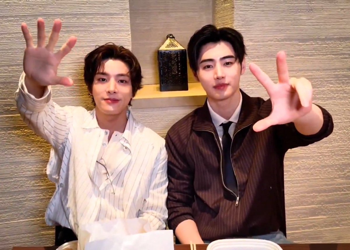 น่ารักวุ้ย เจคชูสามนิ้วก่อนแล้วฮุนก็ชูสามนิ้วตาม แล้วความหมายมันคือไร คู่รักใบ้หวยเหรอ 35 53 รุ้กัน