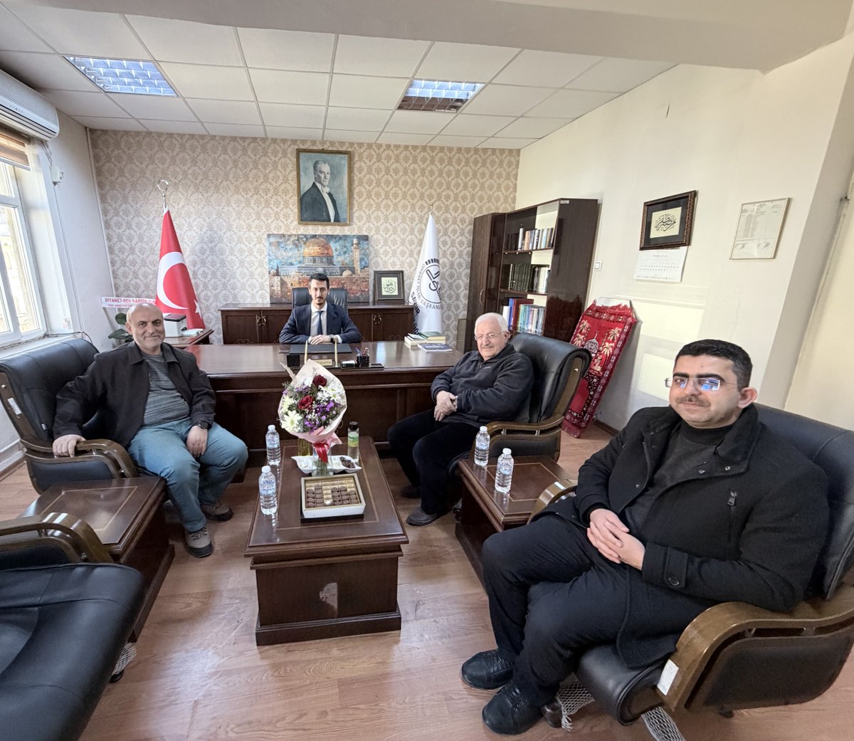 mau_ilahiyat's tweet photo. Fakültemiz mezunlarından olup halen de Tefsir’de doktora öğrencimiz olan ve Savur’a ilçe müftüsü olarak atanan Ömer MANTIR hocamıza “hayırlı olsun” ziyaretinde bulunduk. İlçe müftümüzü tebrik ediyor, başarılar diliyoruz. ⁦@Masaallah_Turan⁩ https://t.co/FlSZTC947Y