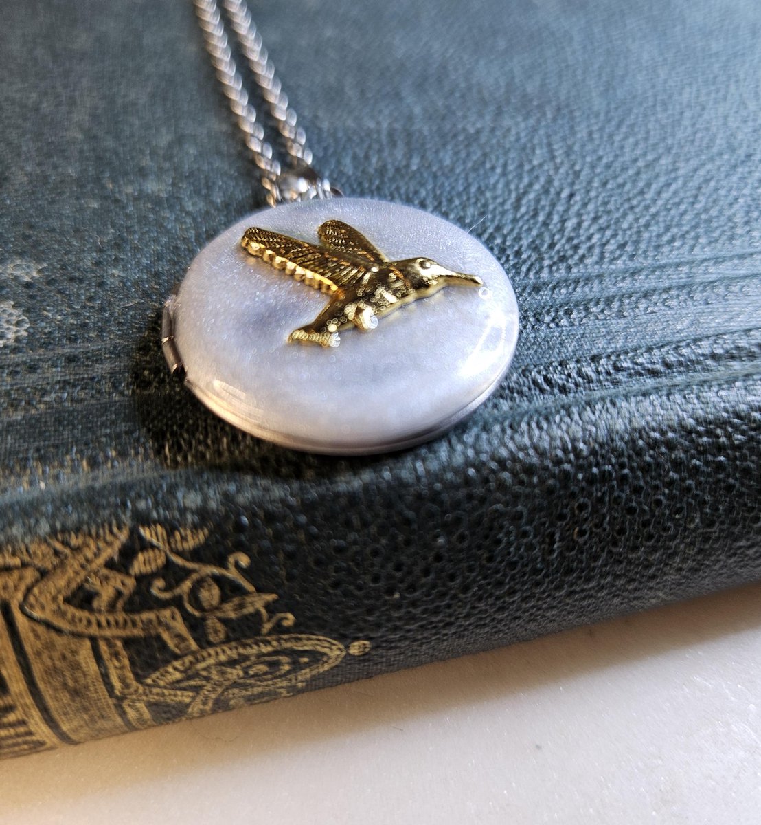 charsfavorite's tweet image. Capture your memories with our exquisite Photo Locket featuring a delicate hummingbird. At just $45.00, it's a timeless treasure to cherish forever. #JewelryDesign #MemorableMoments

Shop Now charsfavoritethings.com/products/9phot…