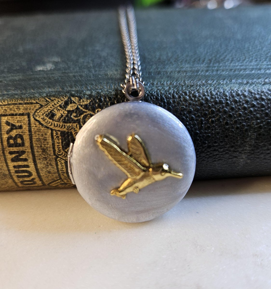 charsfavorite's tweet image. Capture your memories with our exquisite Photo Locket featuring a delicate hummingbird. At just $45.00, it's a timeless treasure to cherish forever. #JewelryDesign #MemorableMoments

Shop Now charsfavoritethings.com/products/9phot…