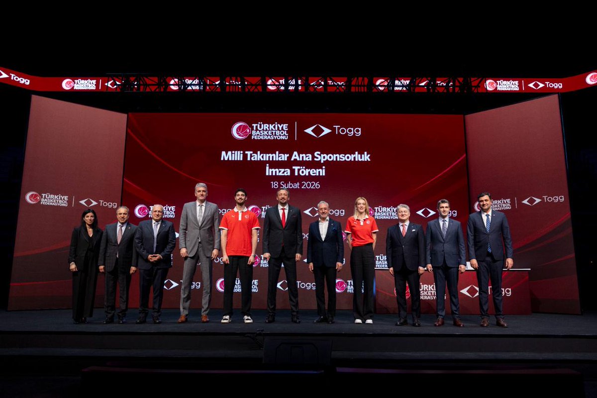 Togg2022's tweet photo. Basketbol Milli Takımlarımızın Ana Sponsoru olmaktan büyük bir mutluluk duyuyoruz.
 
Sponsorluk imza töreninde bu anlamlı iş birliğinin altını çizen Togg Yönetim Kurulu Başkanı Sayın Fuat Tosyalı, ortak değerlerimizi şu sözlerle ifade etti:
 
"Togg, bu ülkenin büyük vizyonuna inanan insanların omuz omuza vererek ortaya koyduğu, uzun soluklu bir emeğin sonucu. Biz büyük hedeflere ancak kararlılıkla ve birlikte yürüyerek ulaşılacağına inanıyoruz. Basketbolda da başarı; kararlılık, disiplin ve güçlü bir takım aidiyetiyle geliyor. Ay-yıldızlı formamızın temsil ettiği birlik, sorumluluk ve mücadele azmi; Togg’un yolculuğuyla aynı çizgide duruyor."
 
Sahadaki her mücadeleye güç katmasını dilediğimiz bu iş birliği, ülkemize ve Türk basketboluna hayırlı olsun.
 
Bu yolculuk bizim için bir destek değil, #BirGururMeselesi 🇹🇷