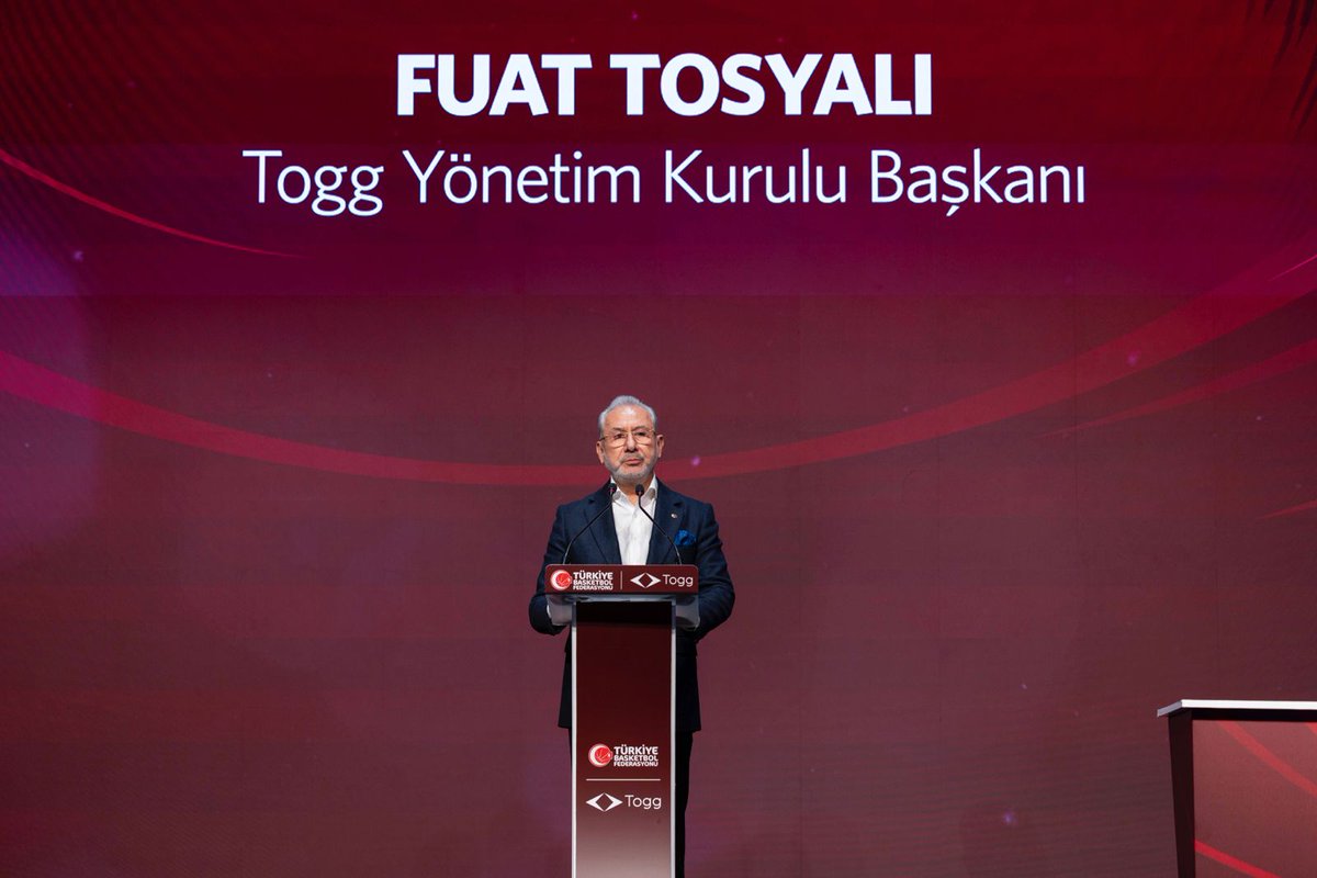 Togg2022's tweet photo. Basketbol Milli Takımlarımızın Ana Sponsoru olmaktan büyük bir mutluluk duyuyoruz.
 
Sponsorluk imza töreninde bu anlamlı iş birliğinin altını çizen Togg Yönetim Kurulu Başkanı Sayın Fuat Tosyalı, ortak değerlerimizi şu sözlerle ifade etti:
 
"Togg, bu ülkenin büyük vizyonuna inanan insanların omuz omuza vererek ortaya koyduğu, uzun soluklu bir emeğin sonucu. Biz büyük hedeflere ancak kararlılıkla ve birlikte yürüyerek ulaşılacağına inanıyoruz. Basketbolda da başarı; kararlılık, disiplin ve güçlü bir takım aidiyetiyle geliyor. Ay-yıldızlı formamızın temsil ettiği birlik, sorumluluk ve mücadele azmi; Togg’un yolculuğuyla aynı çizgide duruyor."
 
Sahadaki her mücadeleye güç katmasını dilediğimiz bu iş birliği, ülkemize ve Türk basketboluna hayırlı olsun.
 
Bu yolculuk bizim için bir destek değil, #BirGururMeselesi 🇹🇷