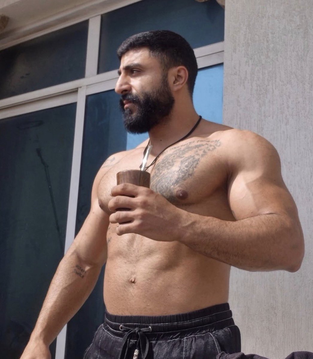 You just know a real Superior Man from the very first look 🤤
I felt so weak and inferior instantly… what about you fellow slaves? 😏🤤 #alpha #findomalpha #cashmaster #bdsm #findom #mnwo #raceplay #arabmen #kinks