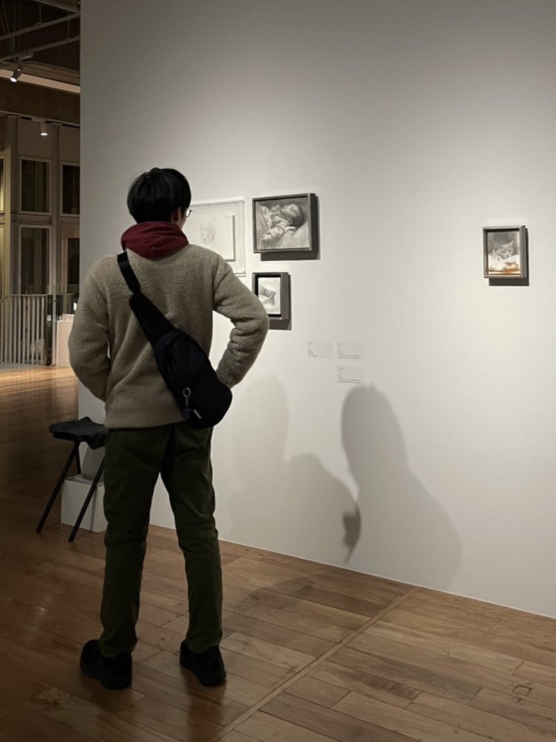 suwakeitai's tweet photo. 企画展「諏訪敦｜きみはうつくしい」が
2026年3月1日(日)をもって閉幕いたします。
あと11日です！
 ご好評につきWHAT MUSEUMの開館時間および、開館日を下記のとおり変更いたします。
【開館時間】 2月19日㊍　11:00ー18:00（最終入館17:00）
2月20日㊎　10:30ー19:00（最終入館18:30） 2月21日㊏　10:30ー19:00（最終入館18:30） 2月22日㊐　10:30ー19:00（最終入館18:30） 2月23日㊊　10:30ー19:00（最終入館18:30） 2月24日㊋　<臨時開館> 11:00ー18:00（最終入場17:30） 　 2月25日㊌　11:00ー18:00（最終入館17:00） 2月26日㊍　11:00ー18:00（最終入館17:00）
2月27日㊎　10:30ー19:00（最終入館18:30） 2月28日㊏　10:30ー19:00（最終入館18:30） 3月1日㊐　 <最終日> 10:30ー19:00（最終入館18:30）

会期末に伴い混雑が予想されます。