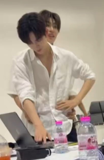 Tee grabbed his hips and Por was there like WHATEVER fml